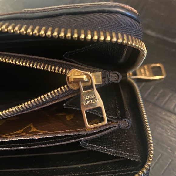 Authentic LOUIS VUITTON Retiro Zippy Wallet Monogram Canvas - Picture 6 of 16